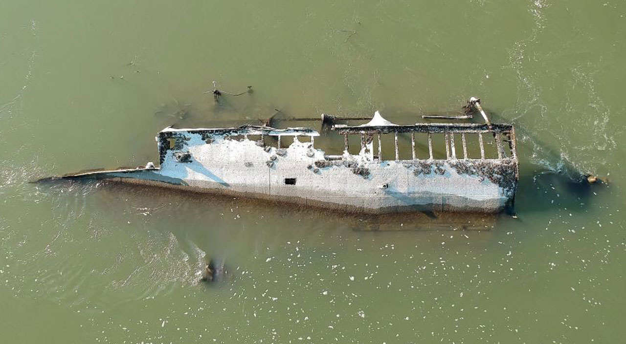 Sular çekildi 2. Dünya Savaşı’ndan kalma gemi ortaya çıktı
