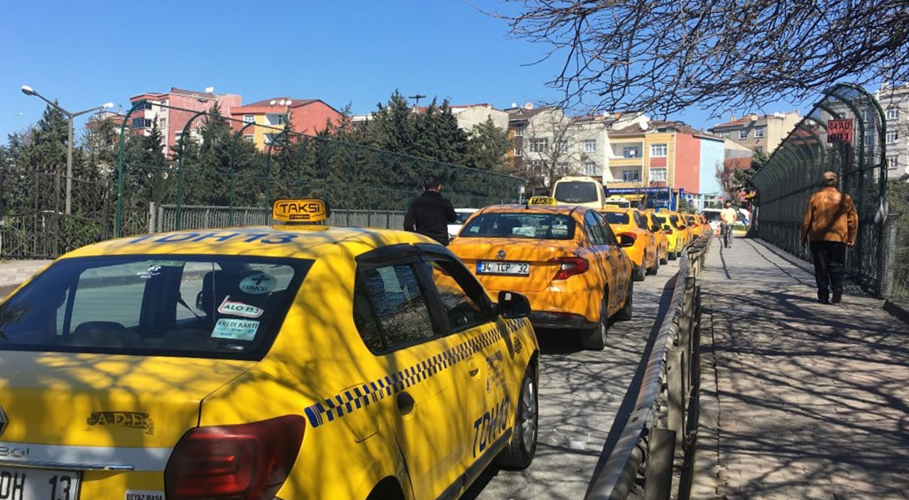 İstanbul’da taksicilerin ‘taksimetre kuyruğu’ İstanbul’da taksicilerin ‘taksimetre kuyruğu’