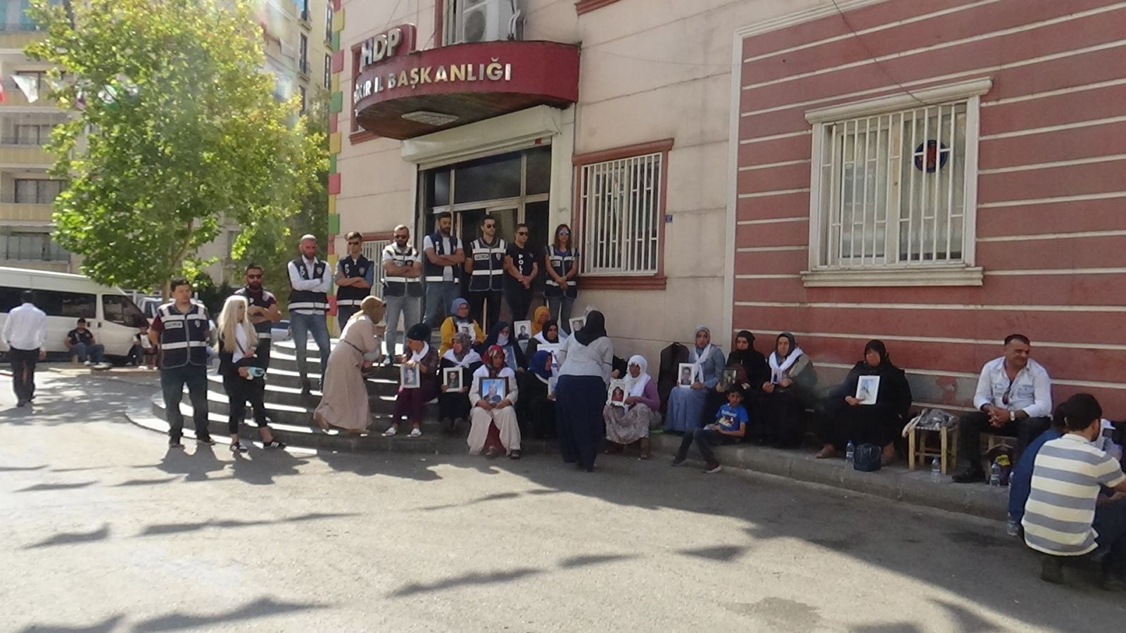 HDP önündeki oturma eylemi 12. gününde... ‘Çocuğumuz gelene kadar eylemimizden vazgeçmeyiz’