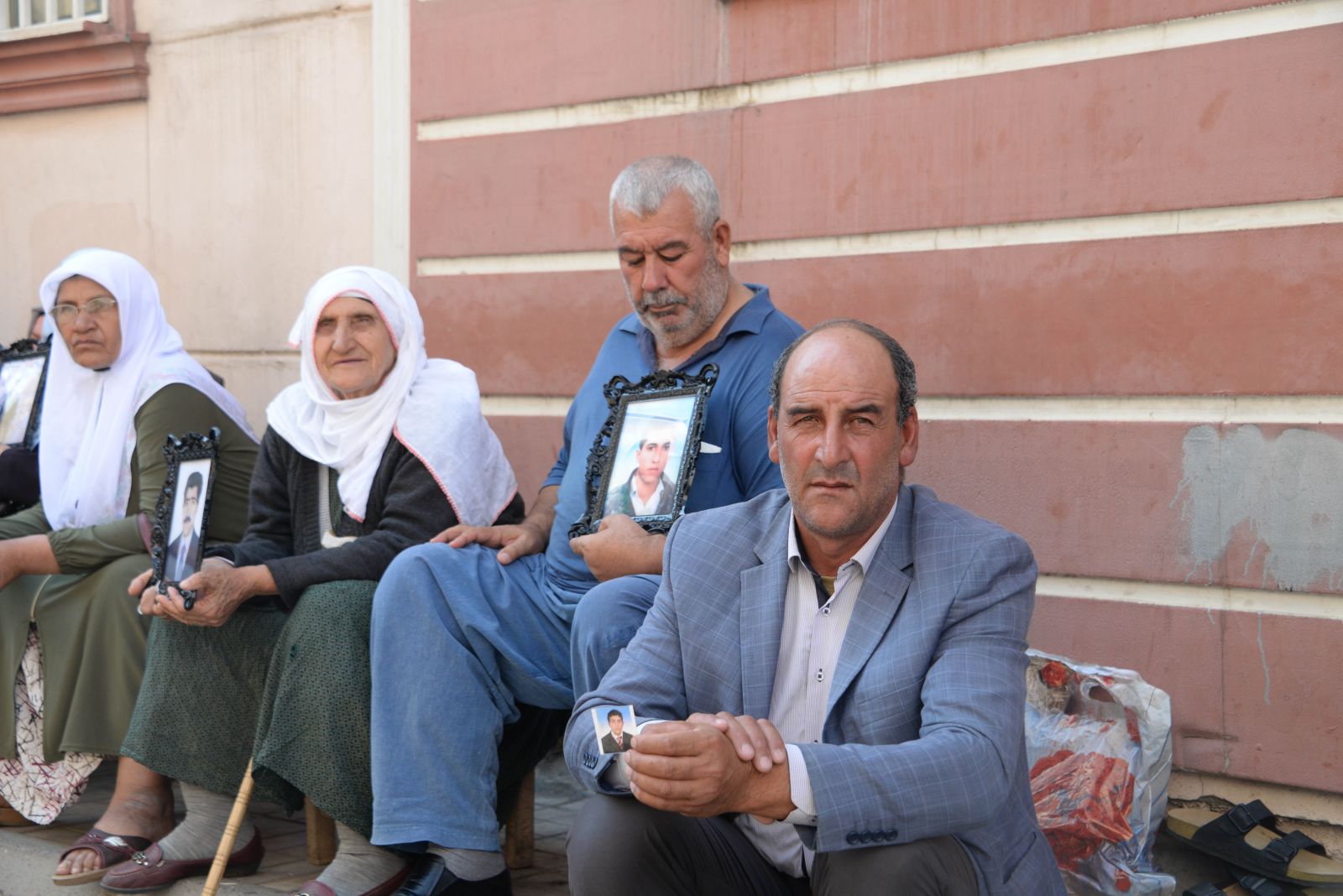 Acılı aileler direniyor! HDP önündeki eylem 15. gününde... Aile sayısı 37'yi buldu!