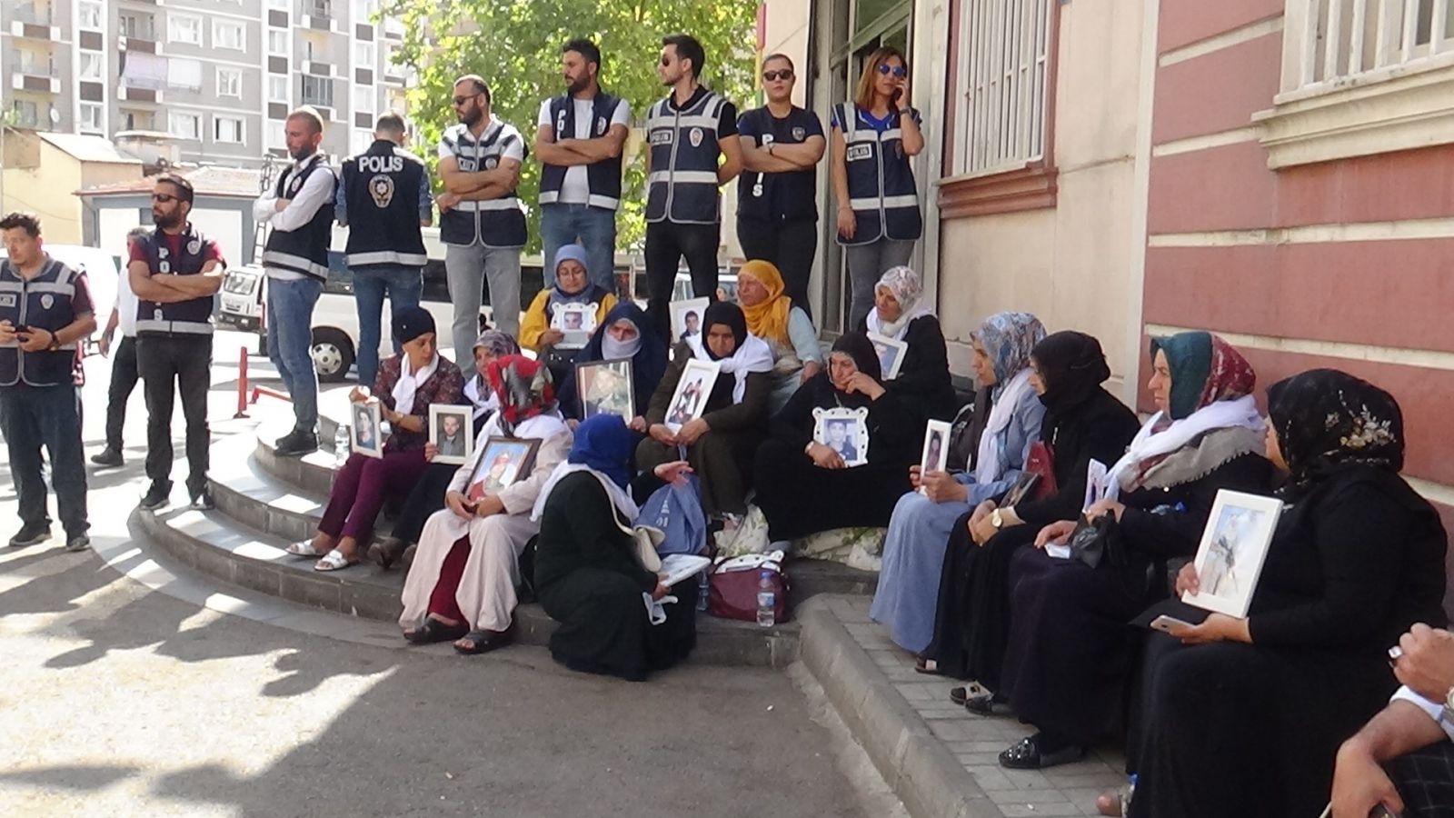 HDP önündeki oturma eylemi 12. gününde... ‘Çocuğumuz gelene kadar eylemimizden vazgeçmeyiz’