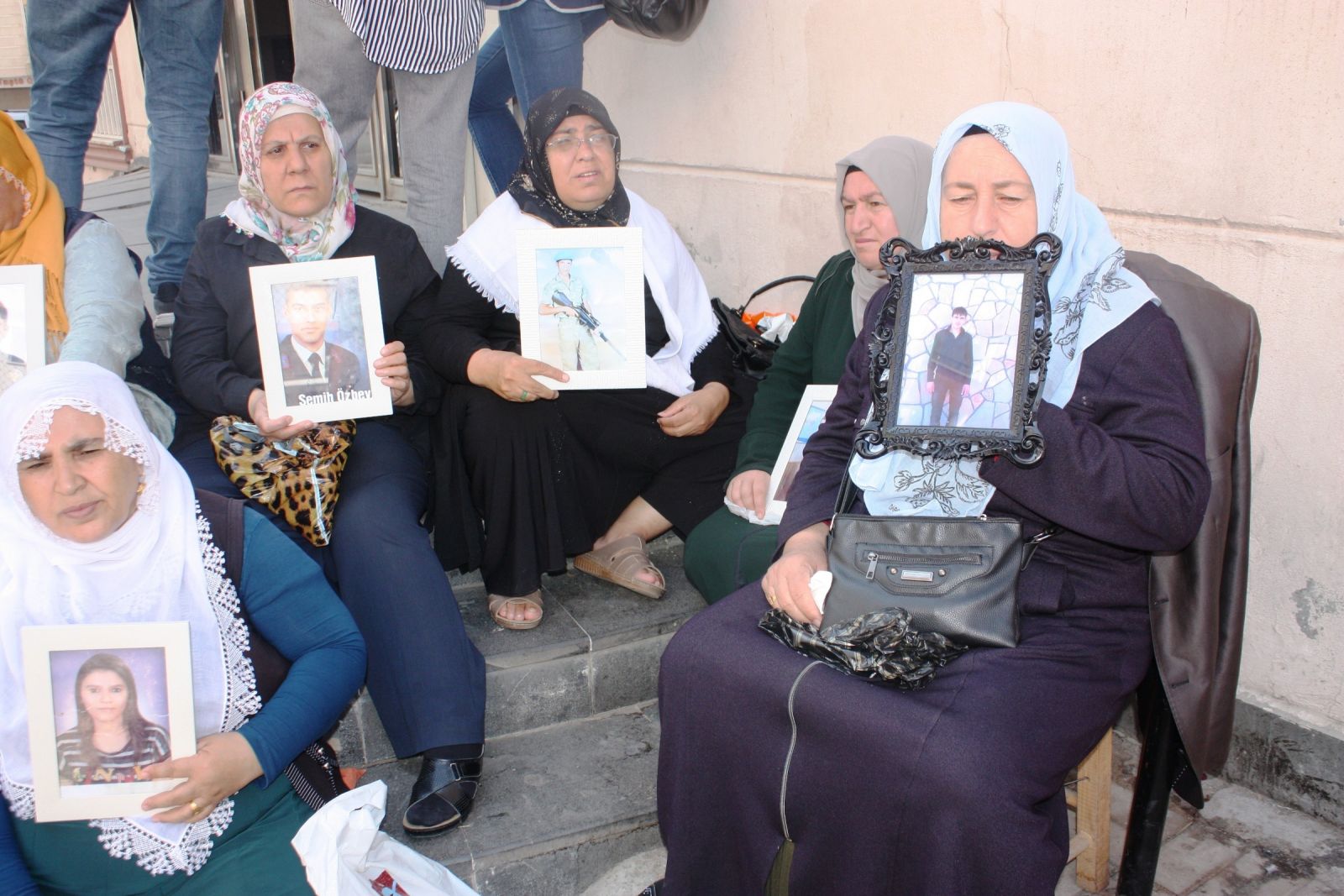 Acılı aileler direniyor! HDP önündeki eylem 15. gününde... Aile sayısı 37'yi buldu!