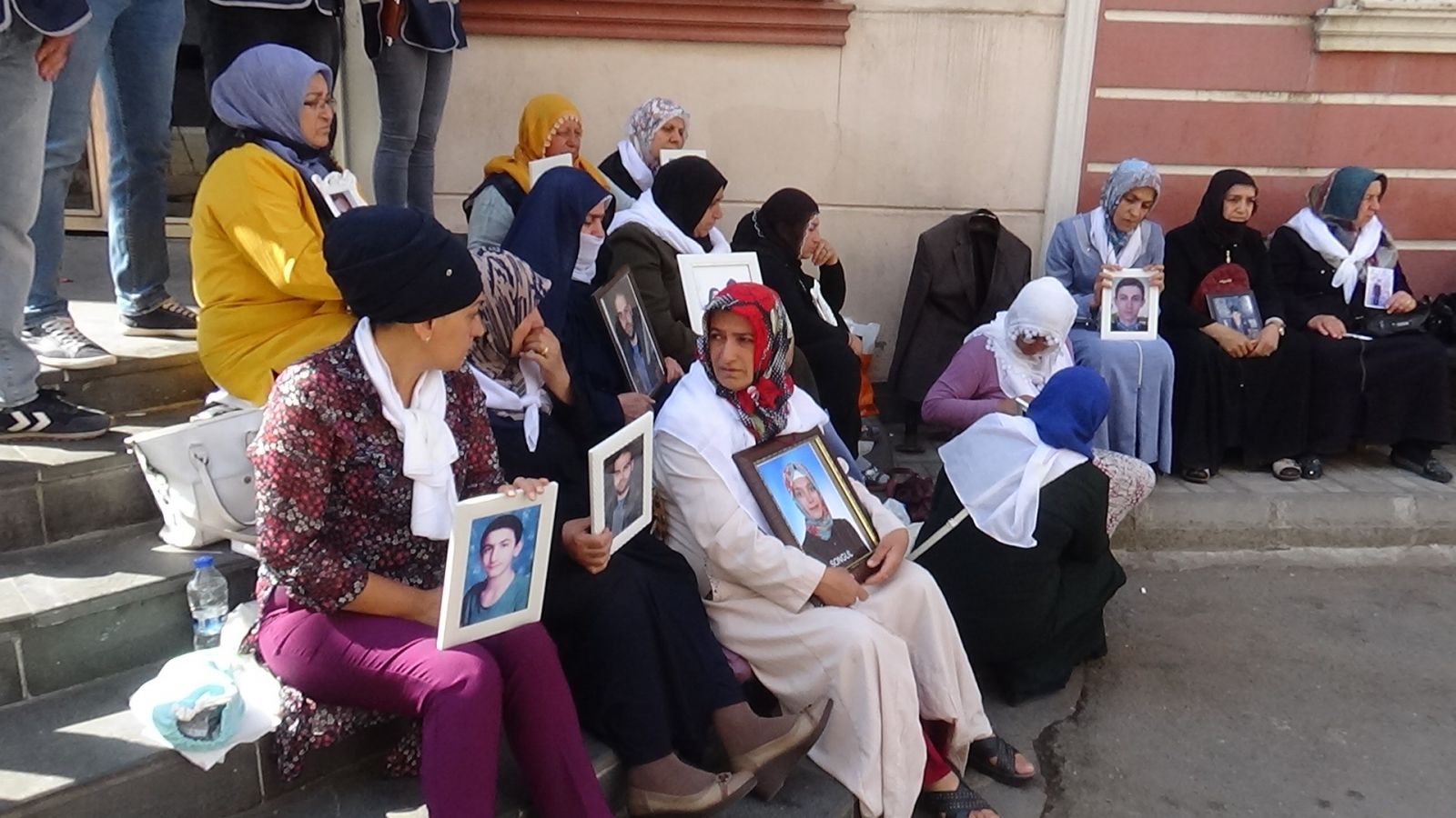 HDP önündeki oturma eylemi 12. gününde... ‘Çocuğumuz gelene kadar eylemimizden vazgeçmeyiz’