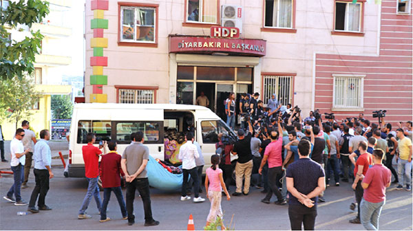 HDP önündeki çığlık ülke sınırlarını aştı, İranlı annelere umut oldular