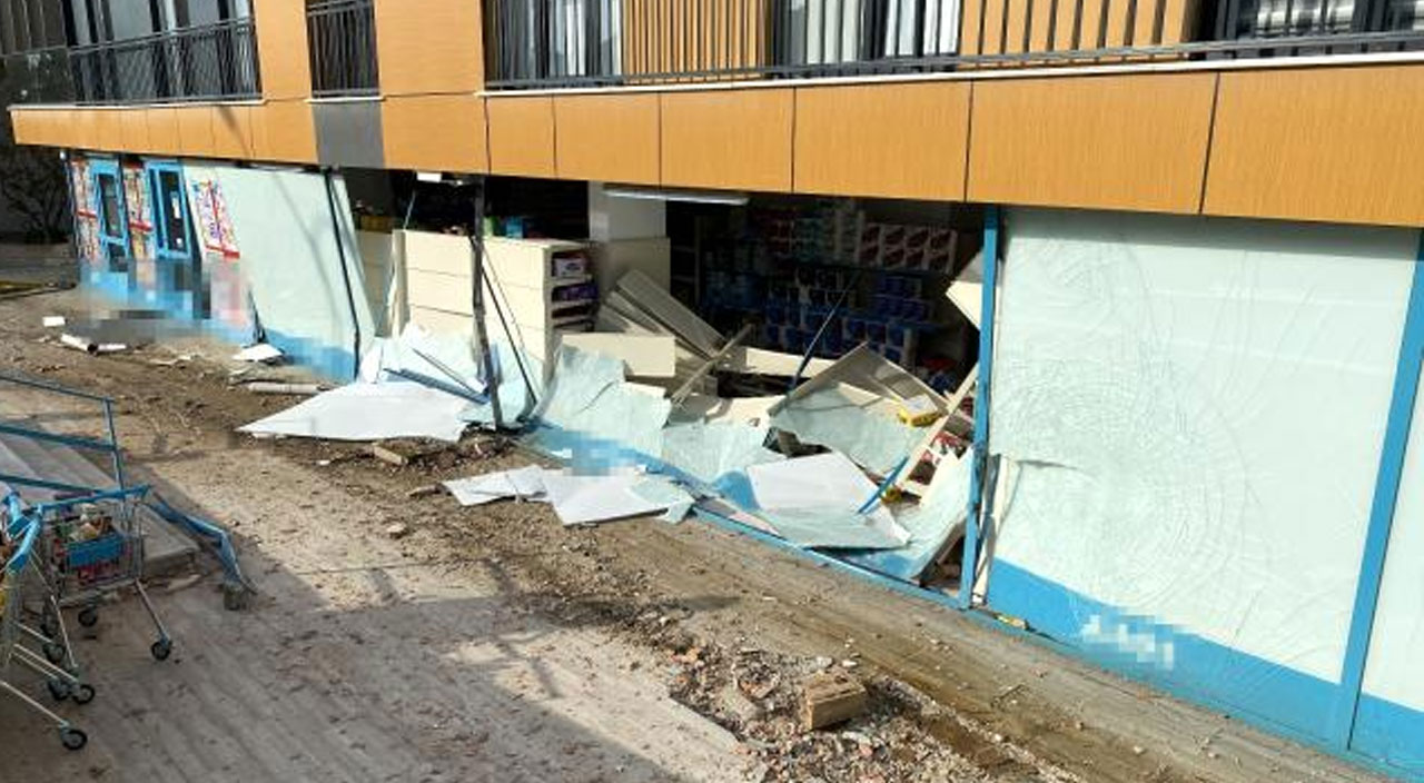 İstanbul’da otomobil markete girdi, vatandaşlar deprem oluyor sandı!