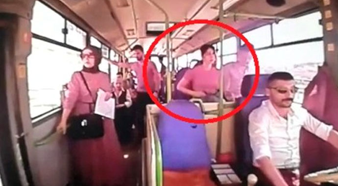 Hareket halindeki otobüsün altında kalan genç kızın korkunç ölümü kameralara yansıdı
