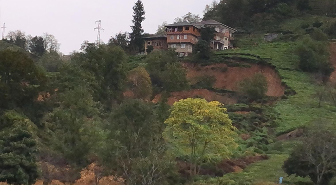 Rize'nin Pazar ilçesinde heyelan: İlçedeki 5 ev boşaltıldı