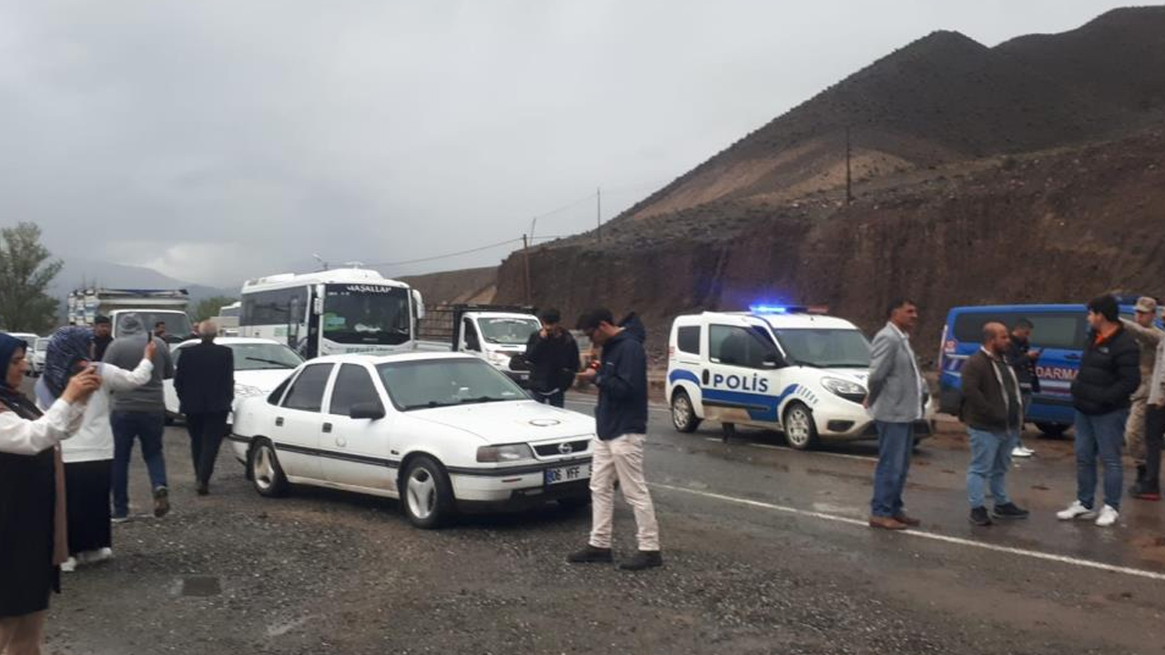 Sağanak yağış heyelana sebep oldu: Iğdır-Erzurum yolu kapandı