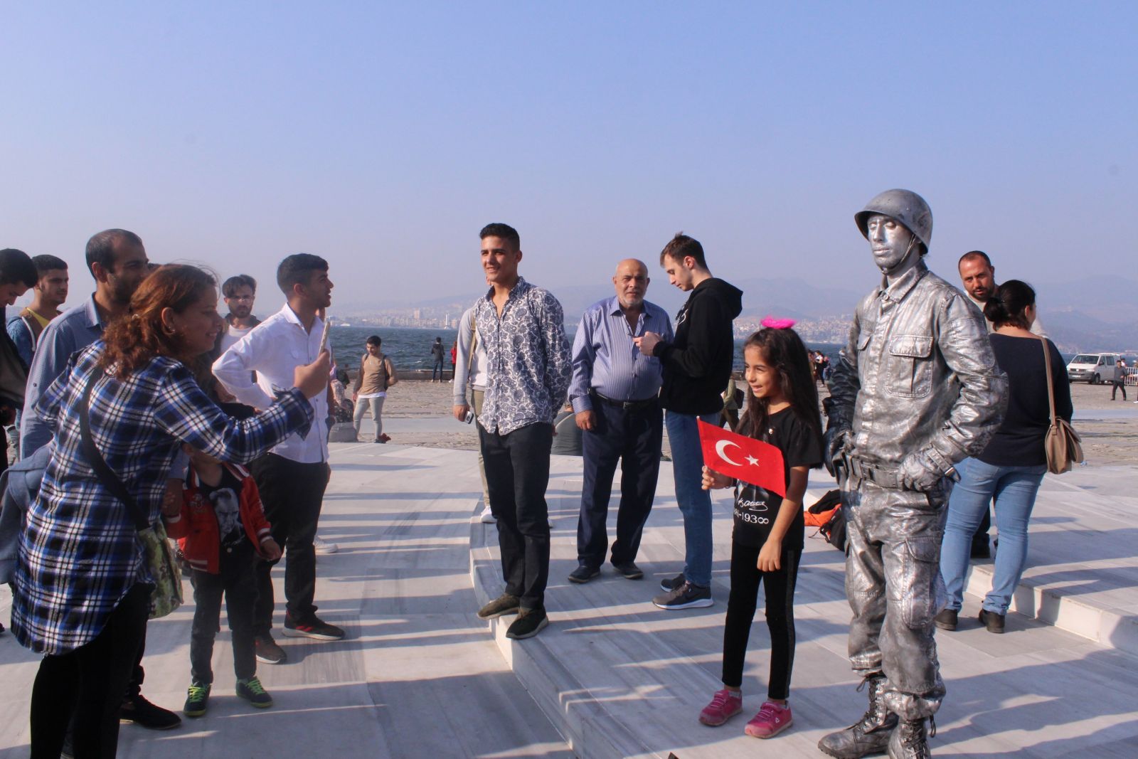 Canlı mı heykel mi şaşırdılar: Canlı heykel 22 saati geride bıraktı