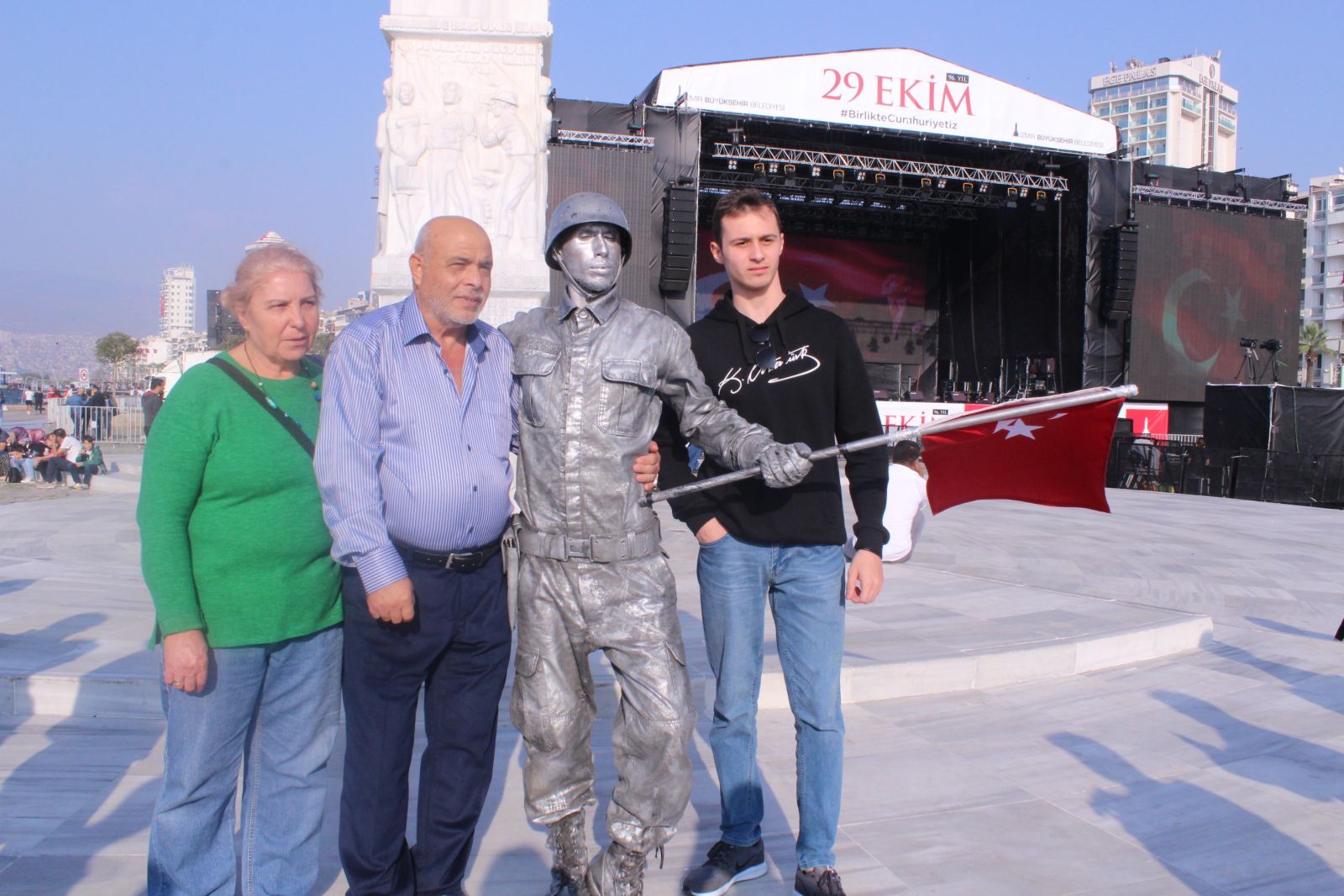 Canlı mı heykel mi şaşırdılar: Canlı heykel 22 saati geride bıraktı