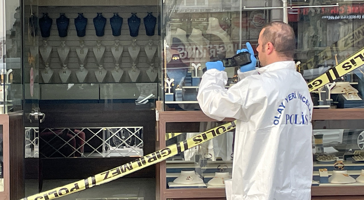 Fatih’te kuyumcu atölyesinin duvarını delerek giren hırsızlar altınları çalarak kaçtı