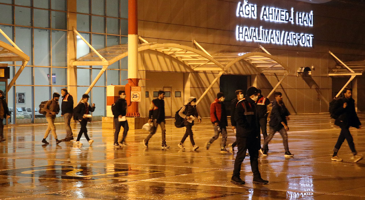 Ağrı’da yakalanan Afganistan uyruklu 227 göçmen ülkelerine geri gönderildi Ağrı’da yakalanan Afganistan uyruklu 227 göçmen ülkelerine geri gönderildi