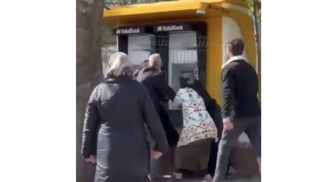Dilencilerin tekme tokatlı yer kavgası kamerada Dilencilerin tekme tokatlı yer kavgası kamerada