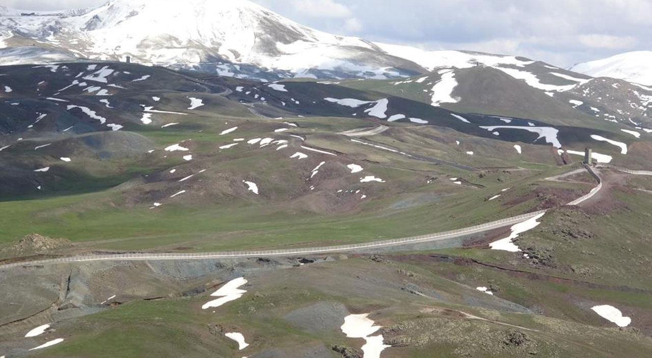İran sınırına 295 kilometrelik duvar örülüyor İran sınırına 295 kilometrelik duvar örülüyor
