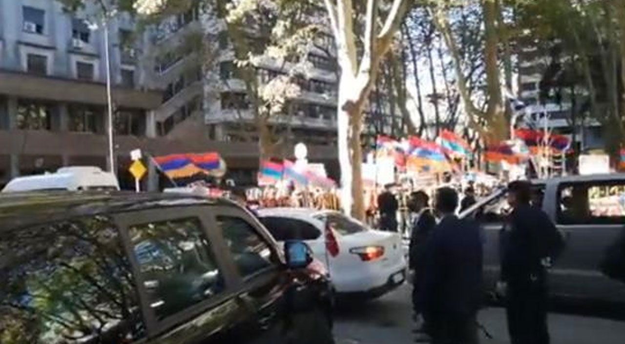 Çavuşoğlu’ndan Ermeni protestoculara ‘Bozkurt’ işareti