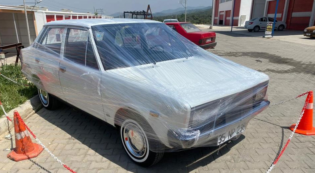 Binmeye kıyamadığı arabasını streç filmlere sarıyor