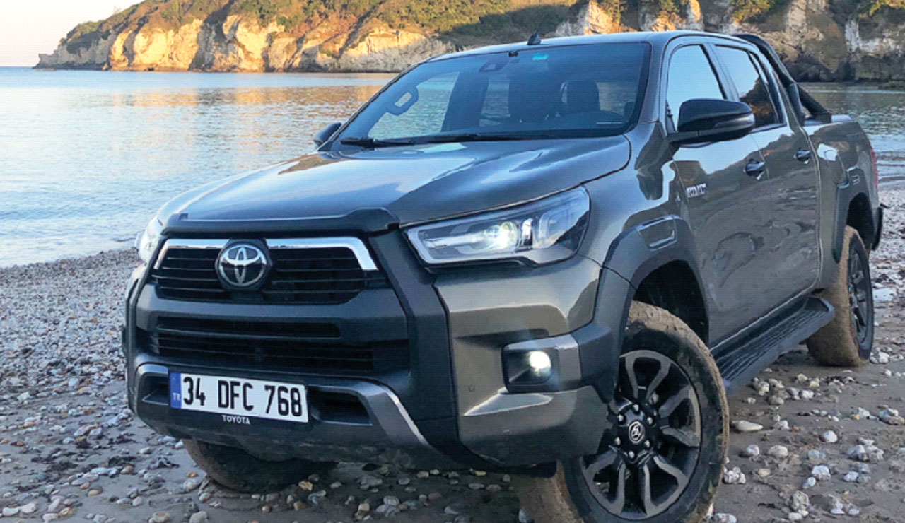 Yeni Hilux Invincible arazinin hakkını veriyor Yeni Hilux Invincible arazinin hakkını veriyor