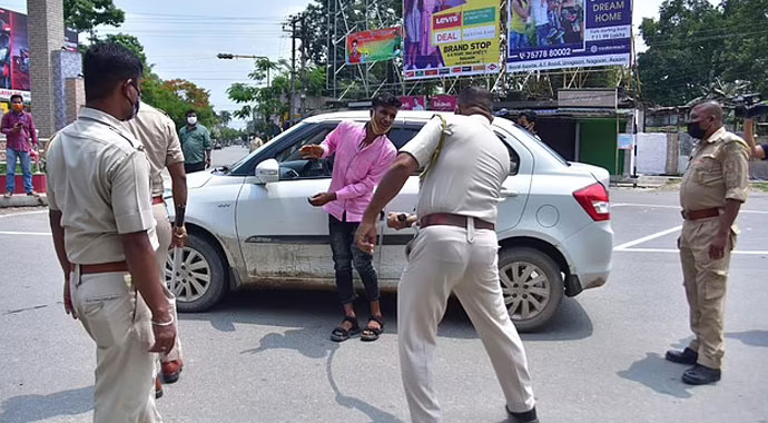 Hindistan’da kısıtlamaya uymayanlara polisten meydan dayağı