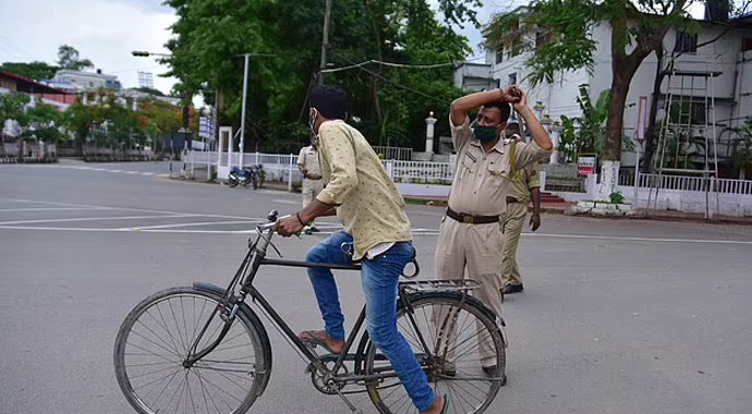 Hindistan’da kısıtlamaya uymayanlara polisten meydan dayağı