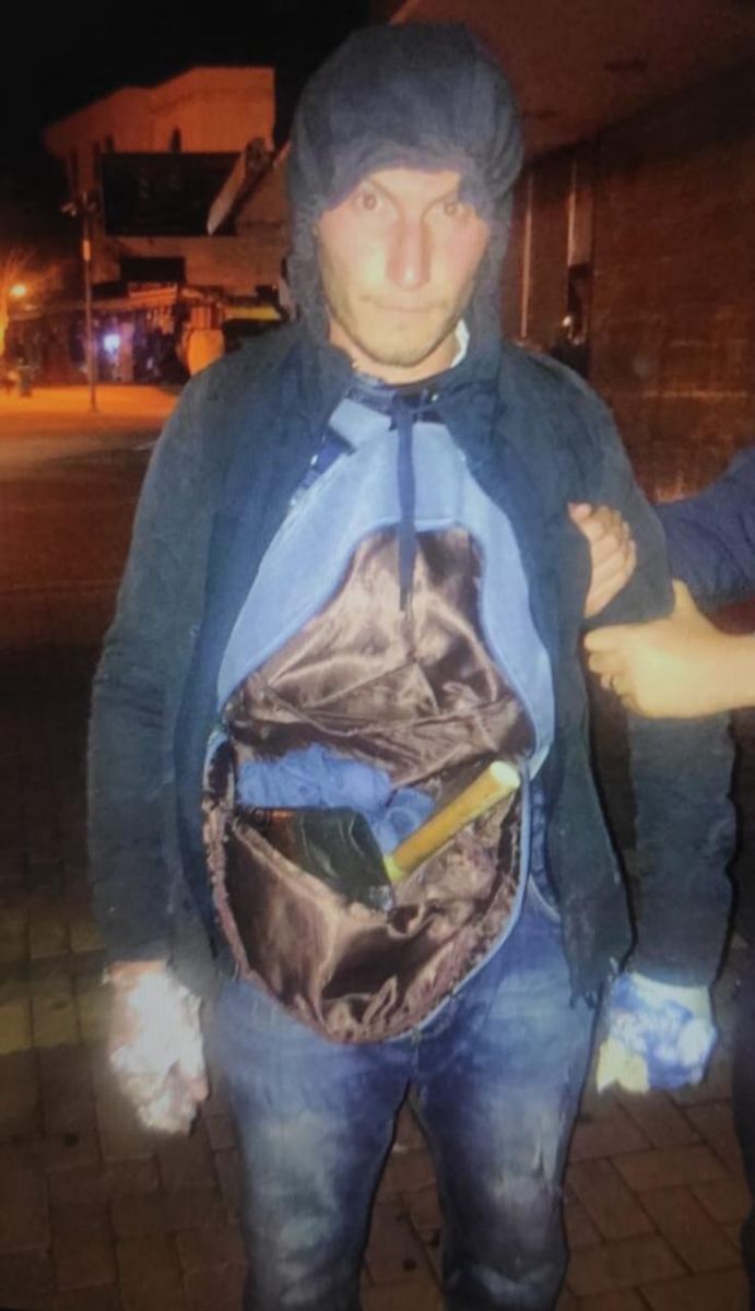 Suçüstü yakalanan kuyumcu hırsızının kıyafeti pes dedirtti!