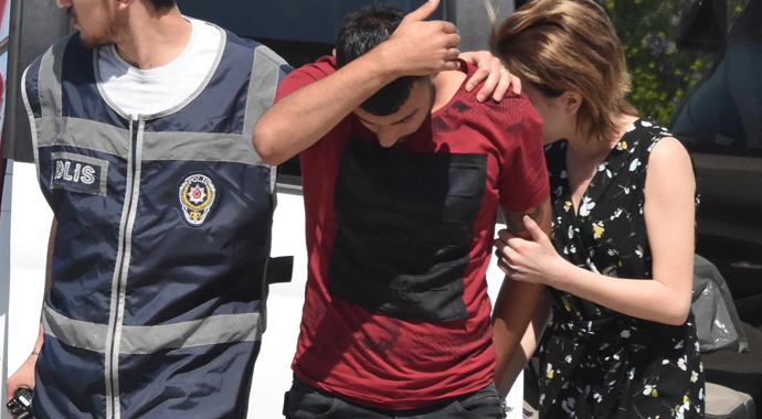 11 yaşındaki çocuğu 'baban karakolda' diye kandırıp evdeki altınları aldılar