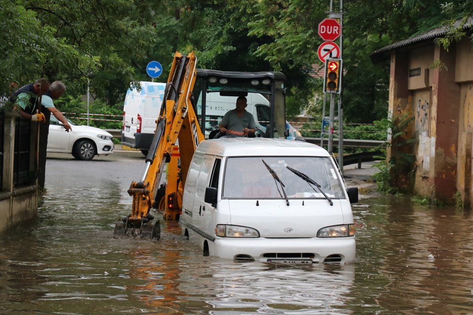 İstanbul'da sağanak yağış! Gölde dönen yolda mahsur kaldılar