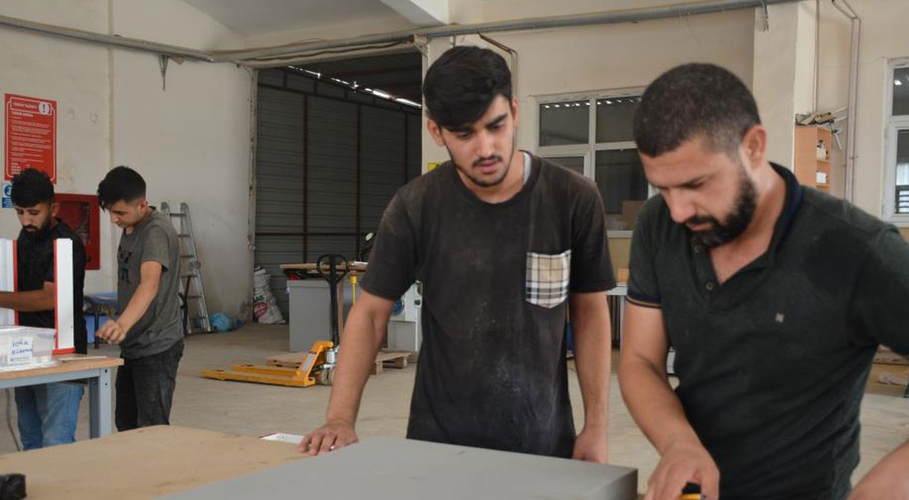 Fabrika gibi okulda öğrenciler harıl harıl çalışıyor! 3 milyon ciro elde etti