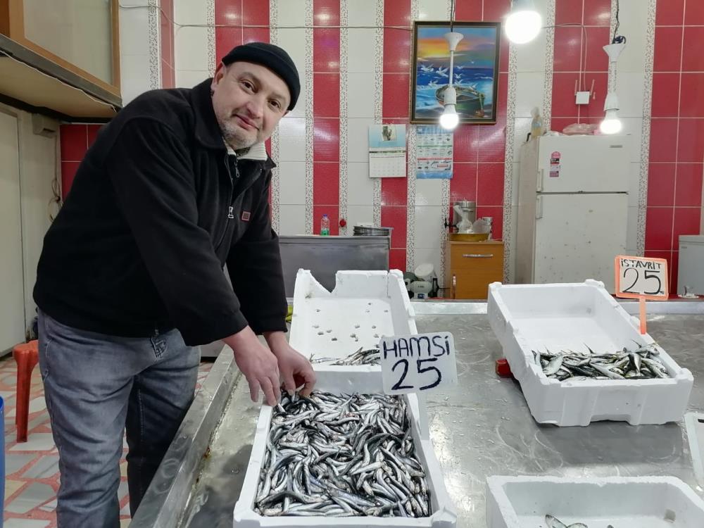 Hamsi hem balıkçıların hem vatandaşın yüzünü güldürdü