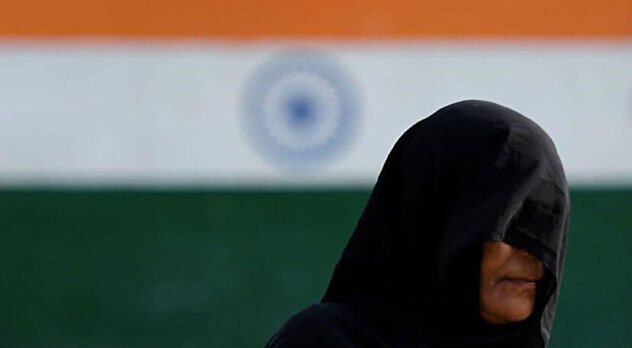 Hindistan'da başörtülü öğrencinin sözlü tacize uğradığı anlar viral oldu