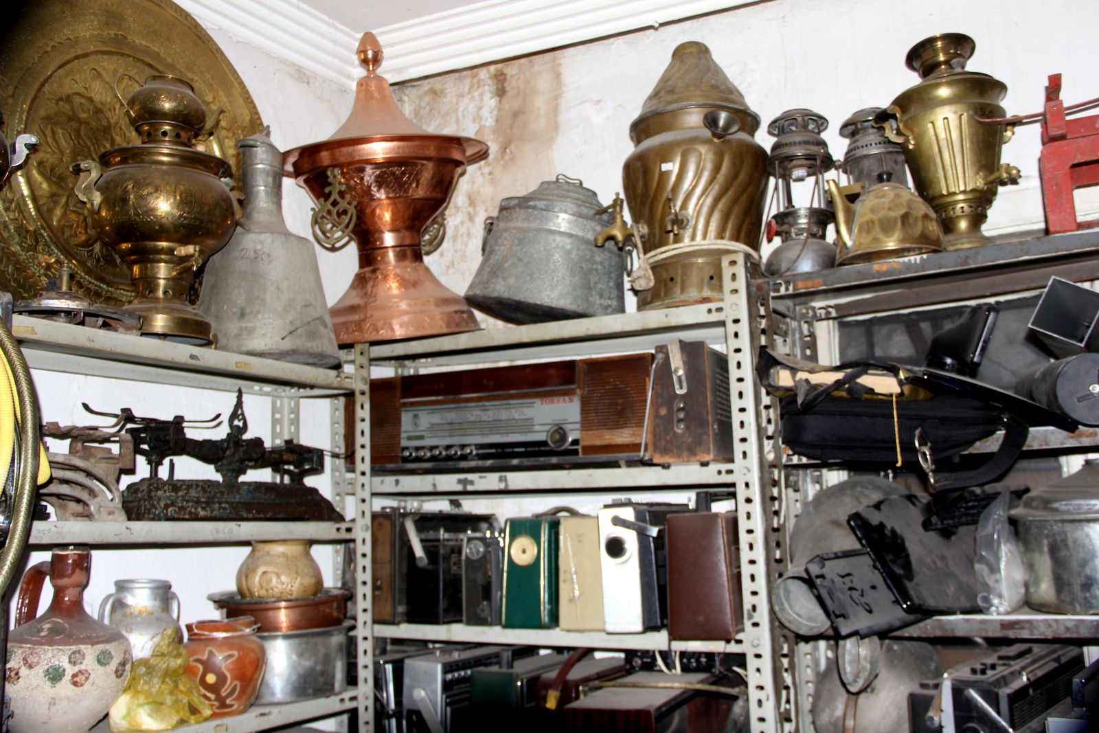 Hobi olarak başladı, yüz binlercesini biriktirdi... Aralarında 1. Dünya Savaşı'ndan ürünler de var