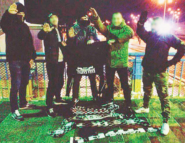 Kiev'de asker üniformalı kişiler Beşiktaş taraftarlarına saldırdı