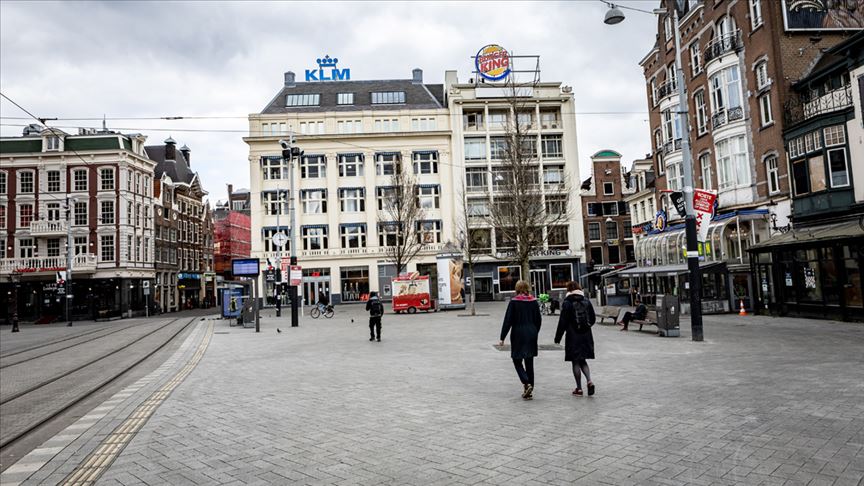 Hollanda'da sosyal mesafenin yerini 'korona kartı' aldı