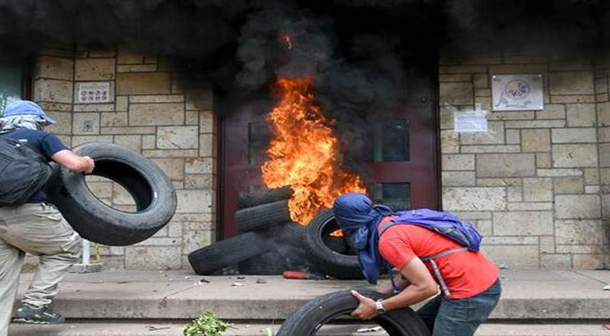 Honduras karıştı! ABD Büyükelçiliğinin kapısını ateşe verdiler Yazdır