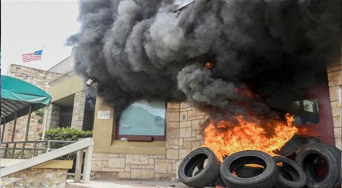 Honduras karıştı! ABD Büyükelçiliğinin kapısını ateşe verdiler Yazdır