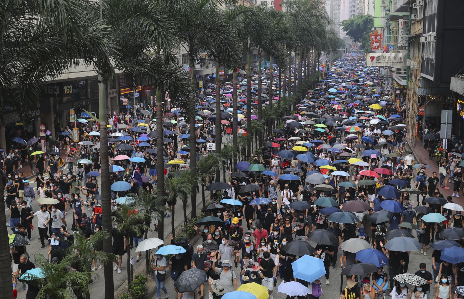 Hong Kong’da polisten göstericilere plastik mermili müdahale