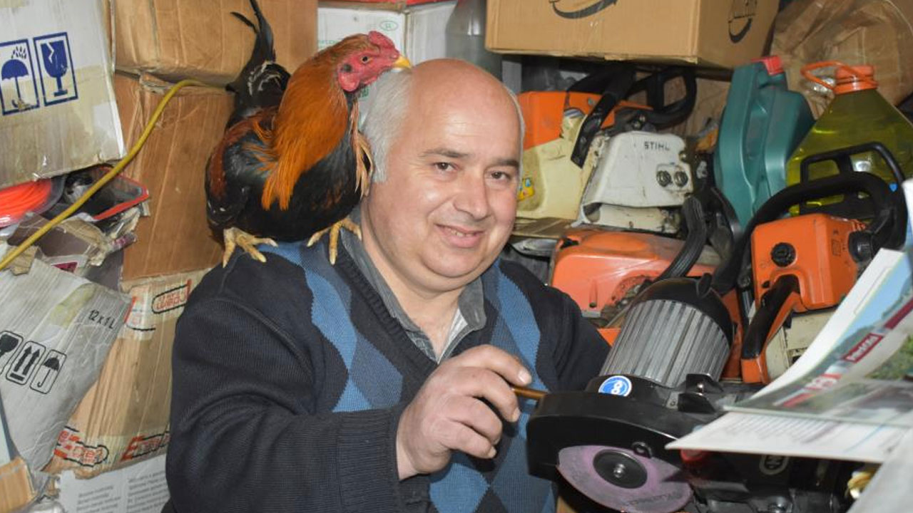 Omzunda horozla işe giden esnafı görenler şok oluyor