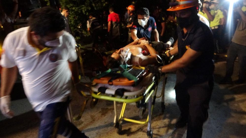 Genç sürücü kaza yaptı, araç içinde sıkıştı