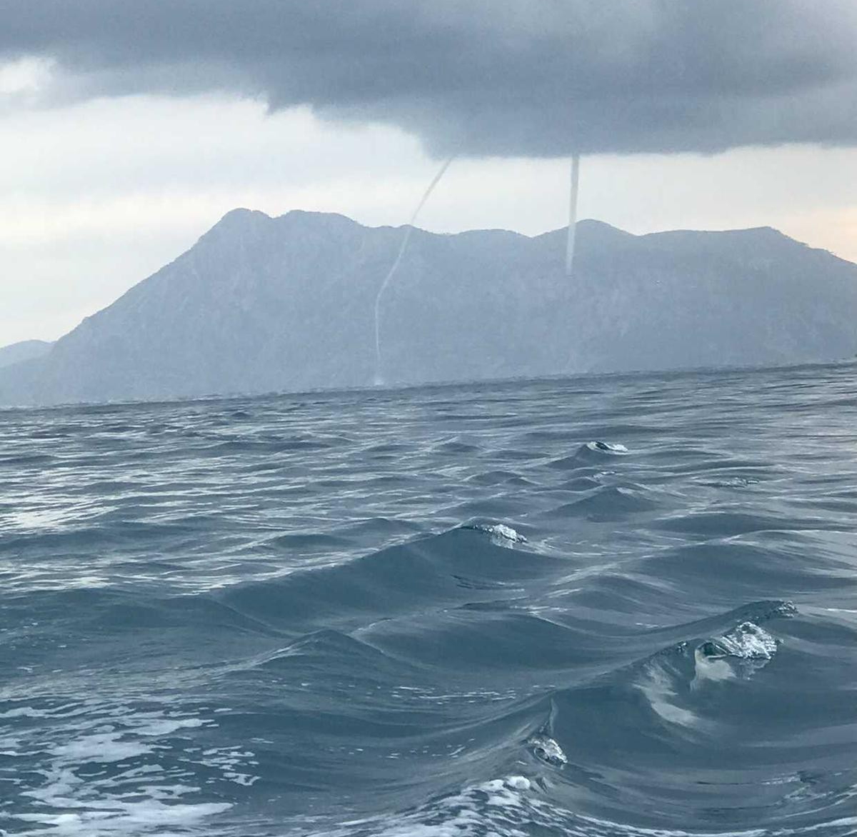 Antalya’da hortum çıktı! Görenler cep telefonuna sarıldı
