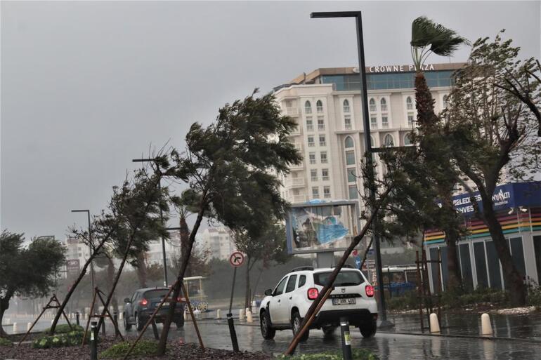 Meteoroloji uyarmıştı! Antalya'da köprü çöktü, yollar kapandı