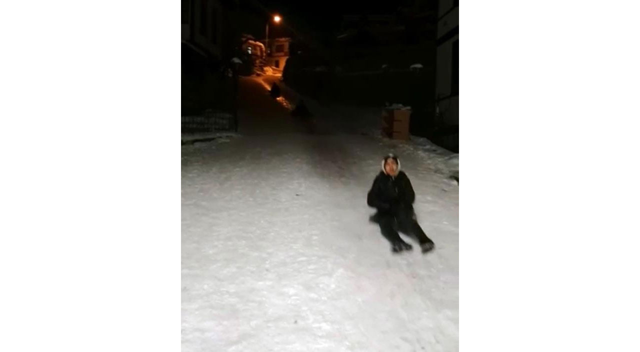 İhbara giden bekçiler çocukların kayak keyfine ortak oldu