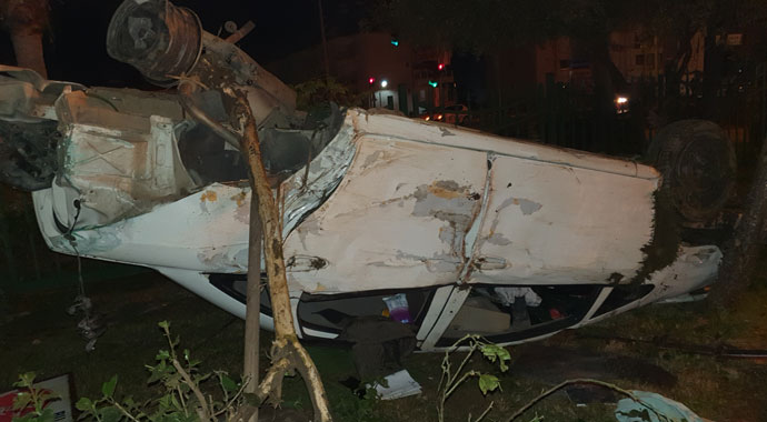 Takla atarak hurda yığınına dönen araçtan sağ çıktı