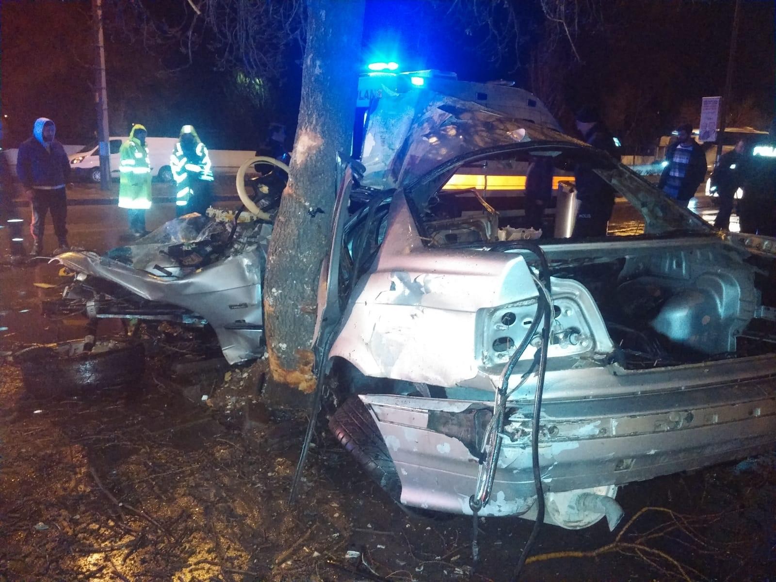 Hurdaya dönen otomobilden sağ kurtuldu