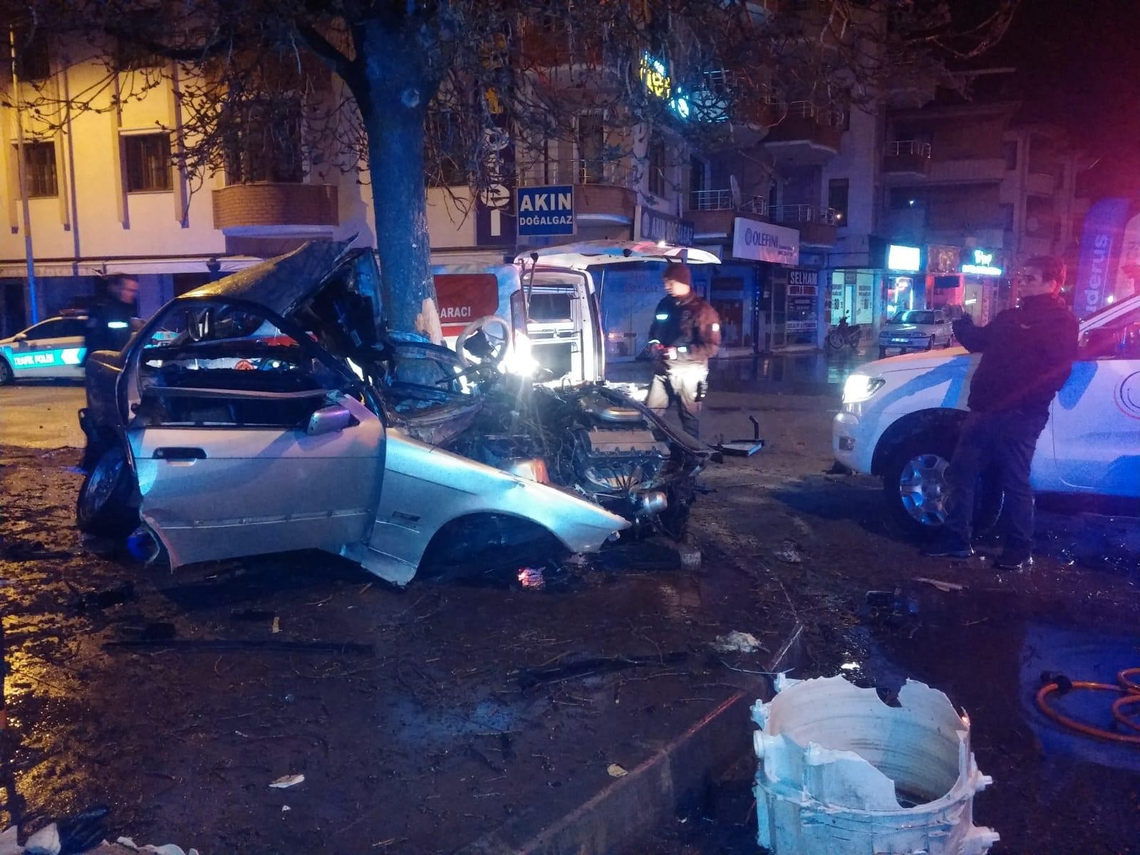 Hurdaya dönen otomobilden sağ kurtuldu