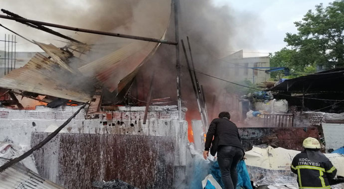 Hurdalıkta işçilerin kaldığı kulübe alev alev yandı