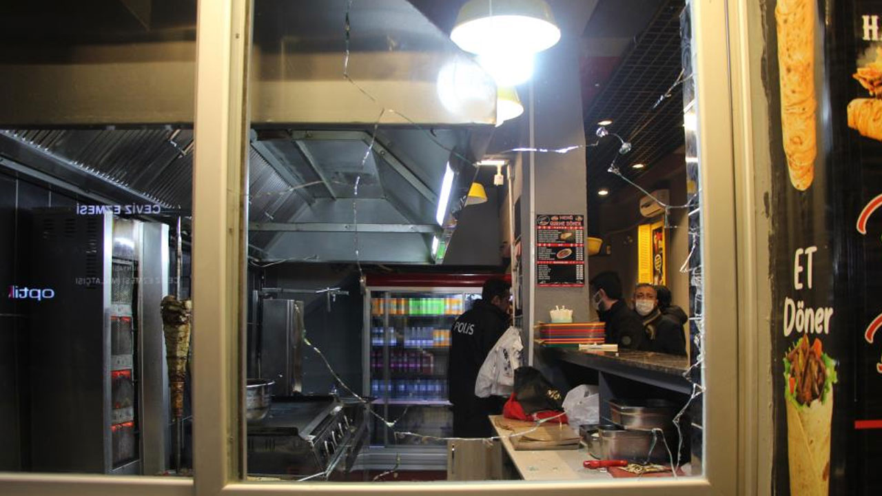 Önce yemek yediler, sonra dükkanı yerle bir ettiler: Yaralılar var