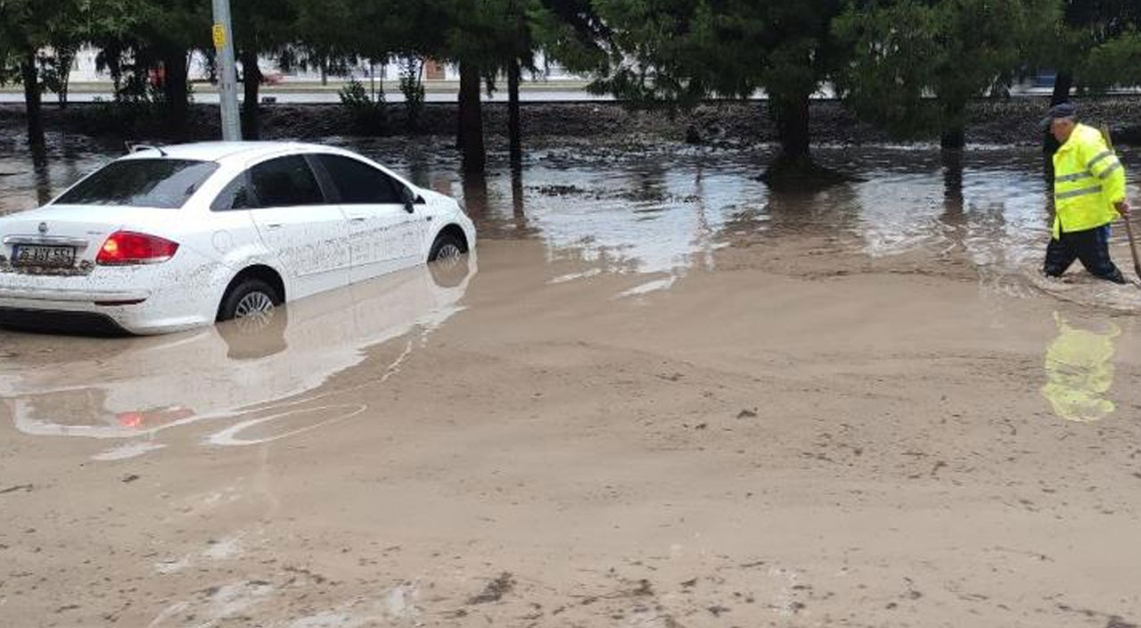 Bursa'da sağanak yağış hayatı felç etti! Yollar göle döndü, araçlar su altında kaldı