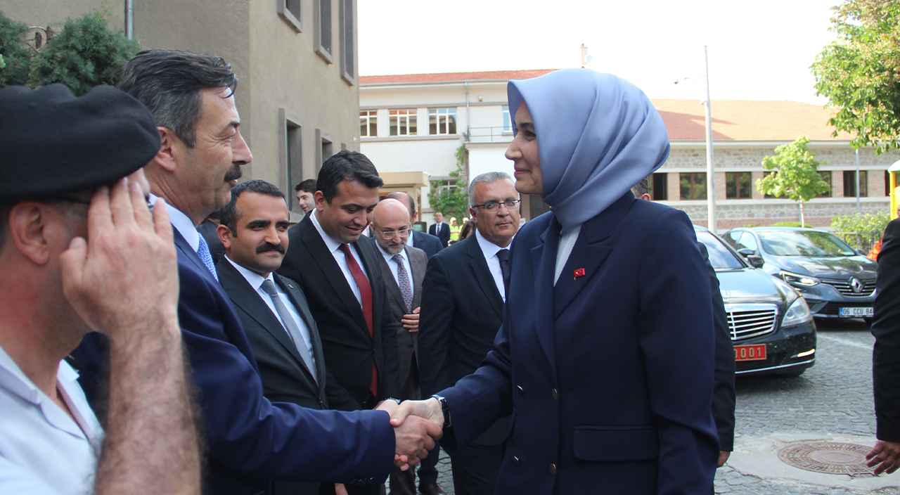 Türkiye’nin ilk başörtülü valisi Afyon'da göreve başladı