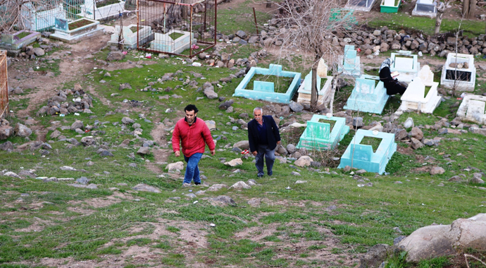 Hırsızlar mezarlıklara dadandı