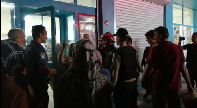 Hırsızlar kabloları kesince market çalışanları içeride mahsur kaldı