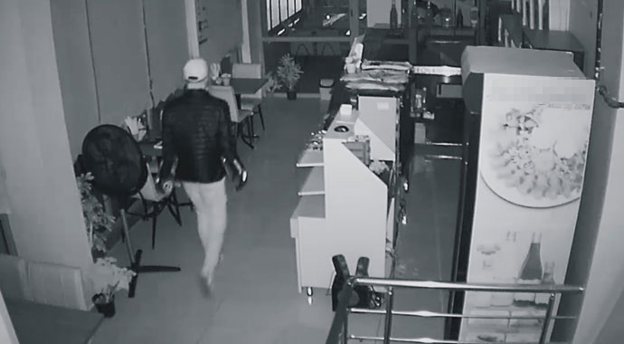 Pişkin hırsız soyduğu iş yerinde çiğ köfte yedi